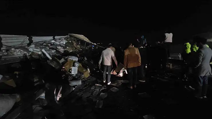 Tekstil malzemesi yüklü tır devrildi: Yol trafiğe kapandı