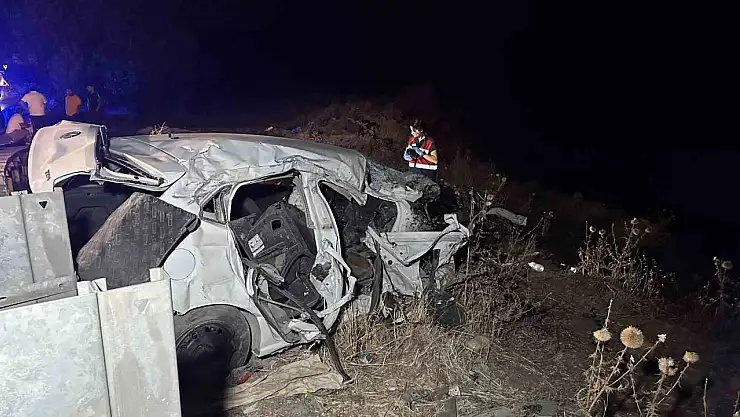 Ters şeride giren otomobil tankerle çarpışıp şarampole yuvarlandı: 1 ölü, 1'i ağır 2 yaralı