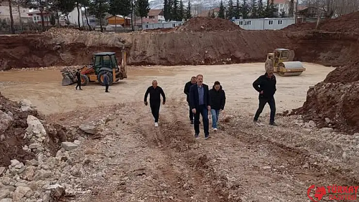Torun Gölbaşı'nda yapımı devam eden okul inşaatlarını inceledi