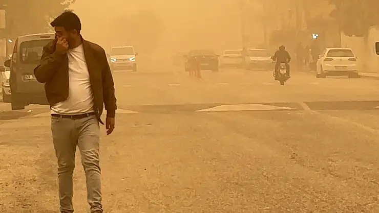 Toz bulutu Şanlıurfa semalarını kapladı