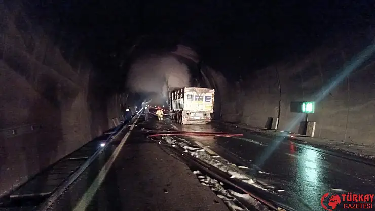 Tünelde korku dolu anlar: Tır alev aldı, ulaşım aksadı