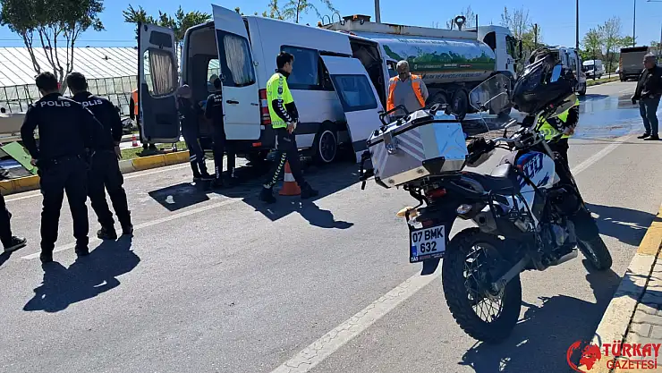 Tur Minibüsü Sulama aracına çarptı: 1'i çocuk 6 kişi yaralandı