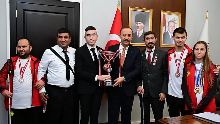 Vali Erin Şampiyon Olan Görme Engelliler Spor Kulübü sporcularını makamında ağırladı