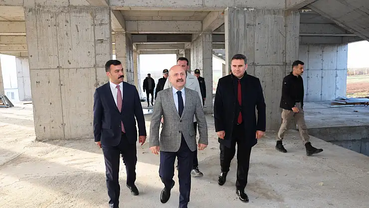 Vali Varol Kahta Çobanlı ilkokulu inşaatında incelemede bulundu