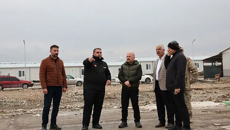 Vali Varol Vartana prefabrik yaşam alanında incelemelerde bulundu
