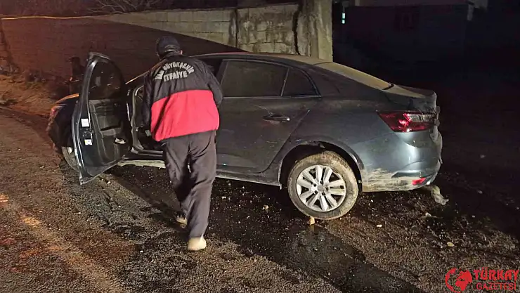 Van'da otomobil duvara çarptı: 3 yaralı