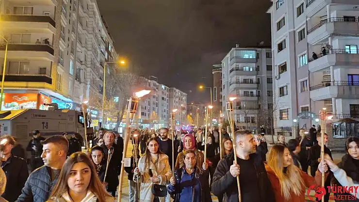 Van'ın kurtuluş yıl dönümünde fener alayı düzenlendi