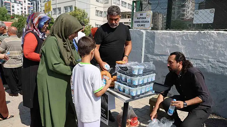 Vefat eden mühendisin adına YKS öncesi simit ve ayran dağıtıldı
