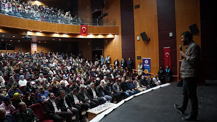 Yazar Altay Cem Meriç'in Kahta'da katıldığı söyleşiye yoğun ilgi