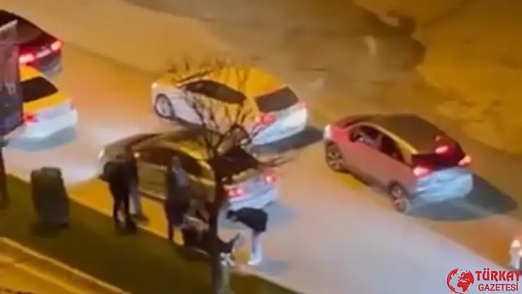 Yol verme tartışmasında trafikte araçlarını durdurup kavga ettiler