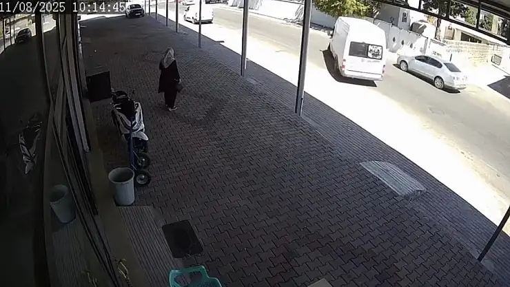 Yola kontrolsüz çıkan minibüs kazaya neden oldu