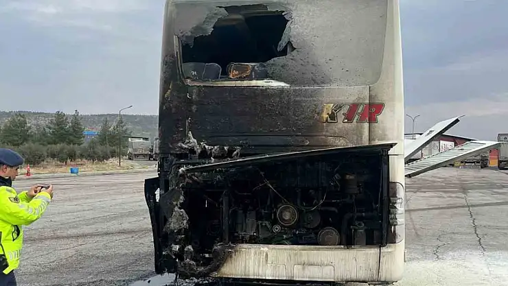 Yolcu otobüsü seyir halindeyken yangın çıktı