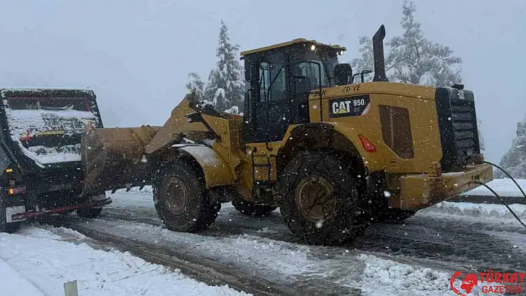 Yolda kalan araçlar iş makineleriyle kurtarılıyor