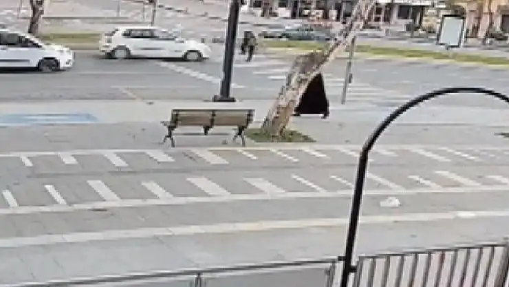Yolun karşısına geçmeye çalışan yayaya otomobil çarptı