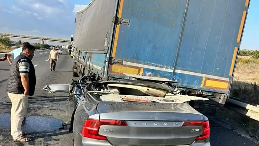 Adana'da Volvo tıra arkadan çarptı hurdaya döndü