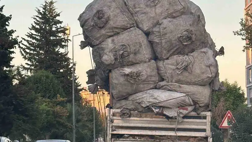 Aşırı yükle trafikte ilerleyip tepkilere neden oldu