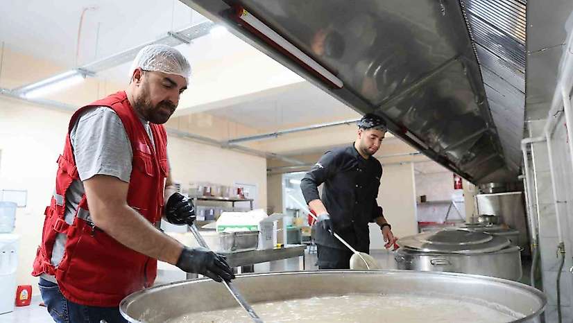 Aşure kazanları Türk Kızılay Elazığ Aşevi'nde kaynadı