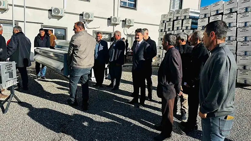 Besni'de 84 yetiştiriciye otomatik yemlik dağıtıldı