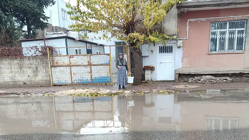 Caddede biriken sular evleri bastı