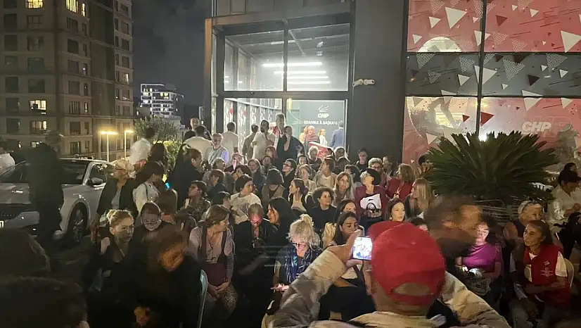 CHP İstanbul binasında vatandaşlar kayyuma karşı nöbet tutuyor