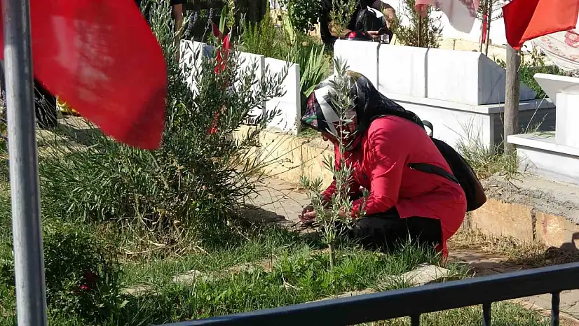 Depremde kaybettikleri yakınlarının mezarlarını ziyaret ettiler