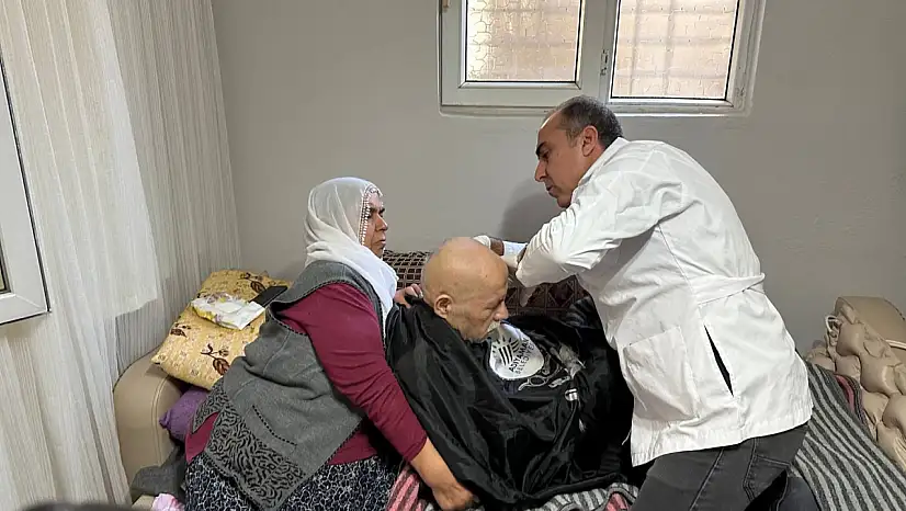 Engelli eşine yapılan hizmet kadını duygulandırdı