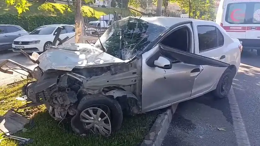 Gaziantep'te refüjdeki demirlere çarpan otomobilde 2 kişi yaralandı