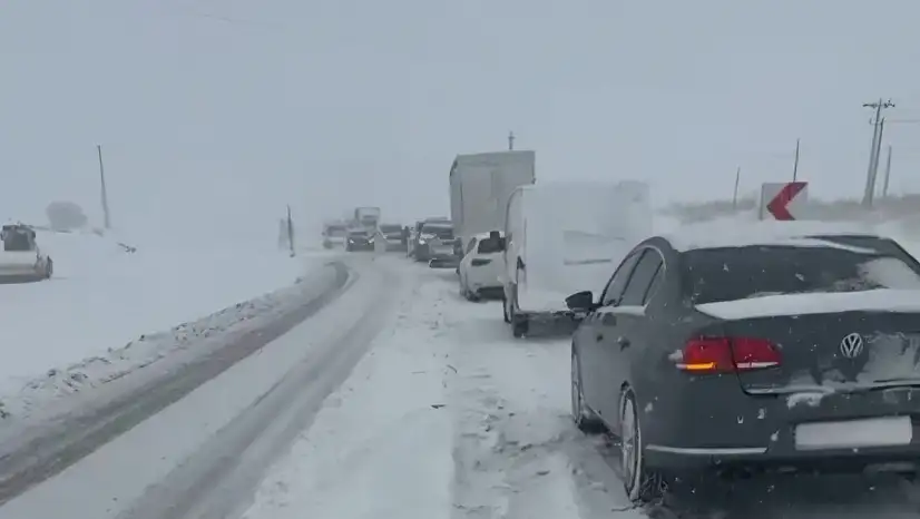 Gölbaşı'nda yoğun kar yağışı nedeniyle uzun araç kuyruğu oluştu