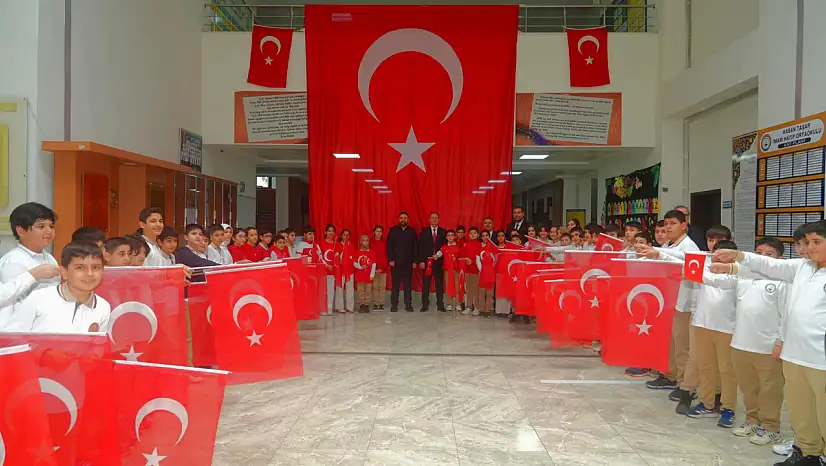 Hasan Taşar İmam Hatip Ortaokulunda ilk dersimiz: Bayrak sevgisi etkinliği