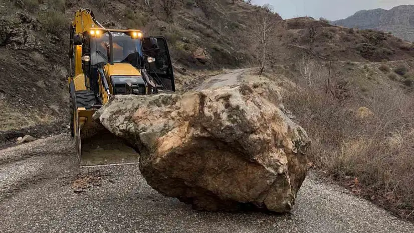 Heyelan nedeniyle kapanan köy yolu yeniden ulaşıma açıldı