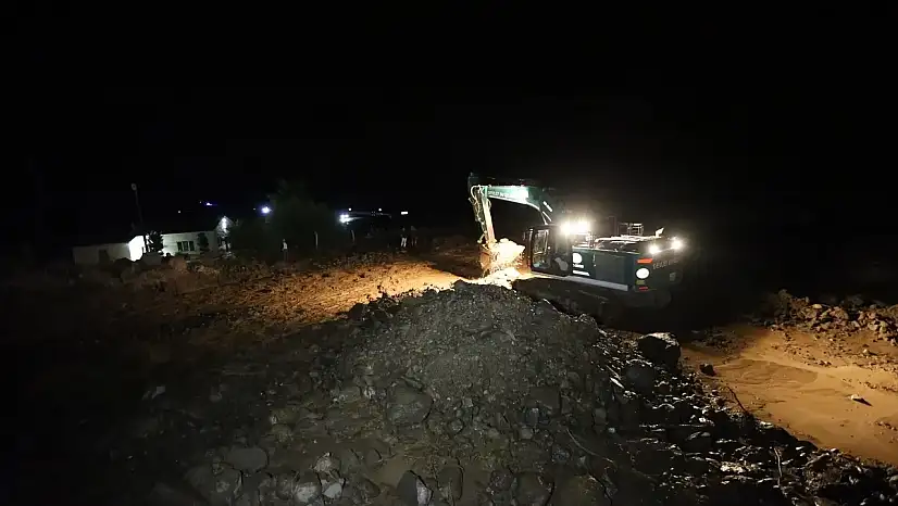 Kars-Ağrı yolunda sel! Ulaşım kitlendi