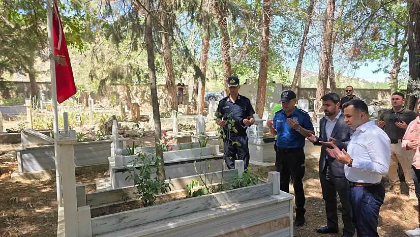 Kaymakam Kadir Algın, deprem şehitliğini ziyaret etti