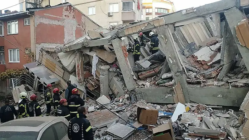 Kocaeli Gebze'de 7 katlı binanın enkazından bir çocuğun cansız bedeni çıkarıldı