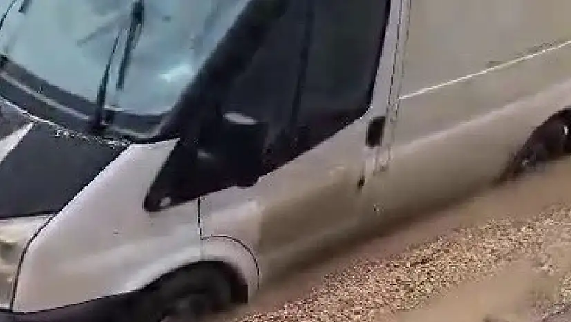 Minibüs çöken yolda mahsur kaldı