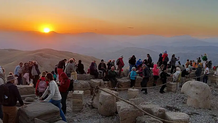 Nemrut Dağı bugün 2 Bin kişiyi ağırladı