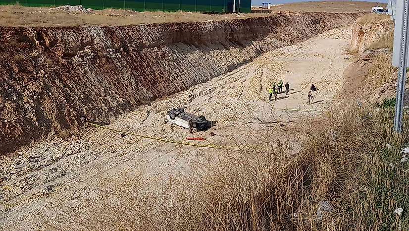 Şanlıurfa'da otomobil 15 metre yükseklikten çalışma yapılan yola uçtu: 1 ölü
