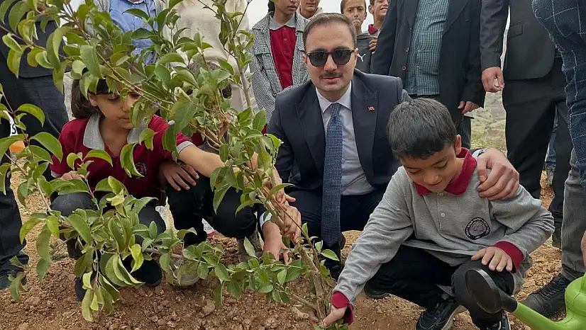 Sincik'te öğrencilerden yeşil bir gelecek için fidan dikimi