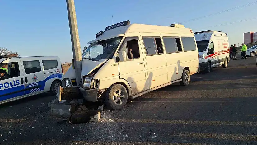 Tarım işçilerini taşıyan minibüs direğe çarptı: 15 yaralı