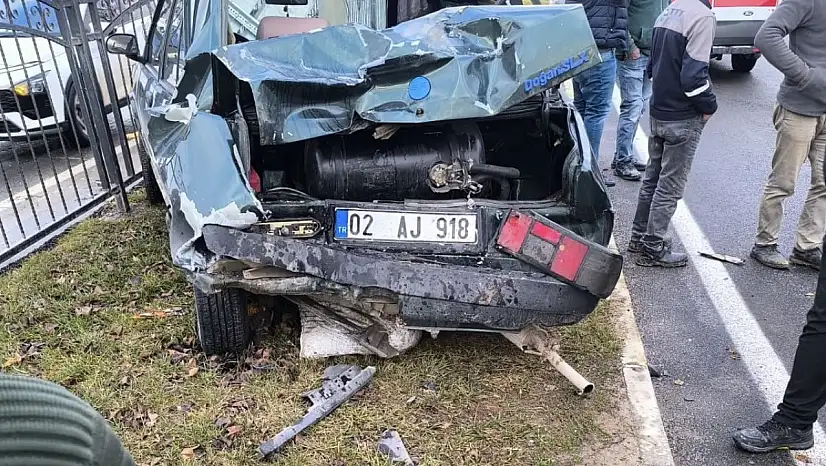 Yayaya yol vermek isterken çarpıştılar: 3 yaralı