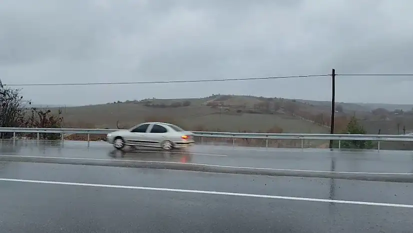Yeni yapılan yolda yaşanan çökme kazalara daveti çıkarıyor