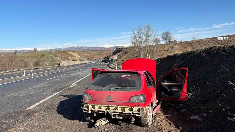 Yolda oluşan çukur kazaya neden oldu: 2 yaralı