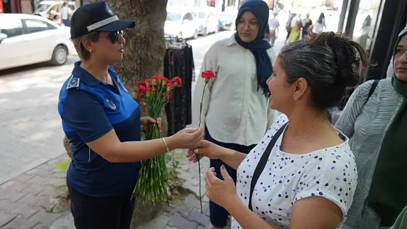 Adıyaman Belediyesi zabıtası esnafa kırmızı karanfil dağıttı