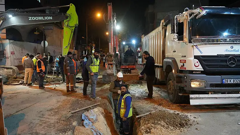 Adıyaman çarşı merkezinde altyapı çalışmaları gece boyunca devam ediyor
