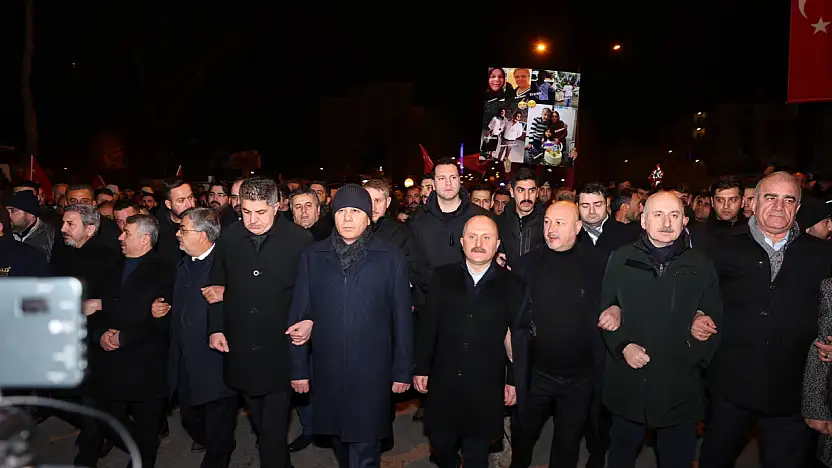Adıyaman'da binlerce kişi deprem şehitlerini andı