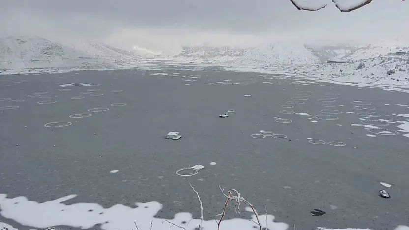 Adıyaman'da Çat Barajı'nın yüzeyi buz tuttu