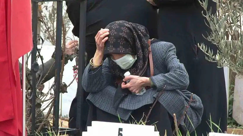 Adıyaman'da deprem şehitliğine duygusal ziyaret