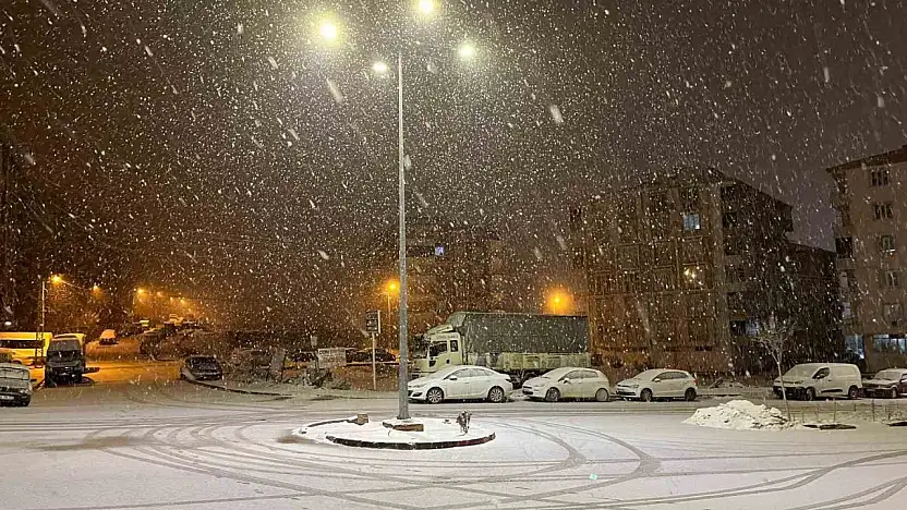 Adıyaman'da kar yağışı etkisini artırdı