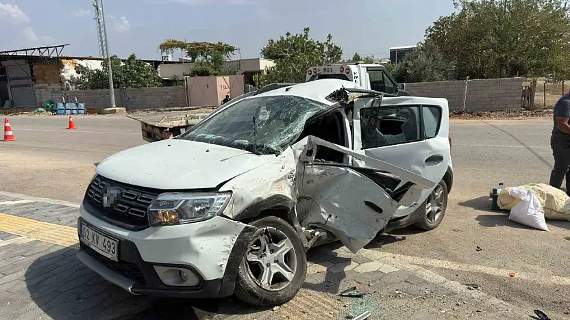 Adıyaman'da minibüs ile hafif ticari araç çarpıştı: 1'i ağır 2 yaralı