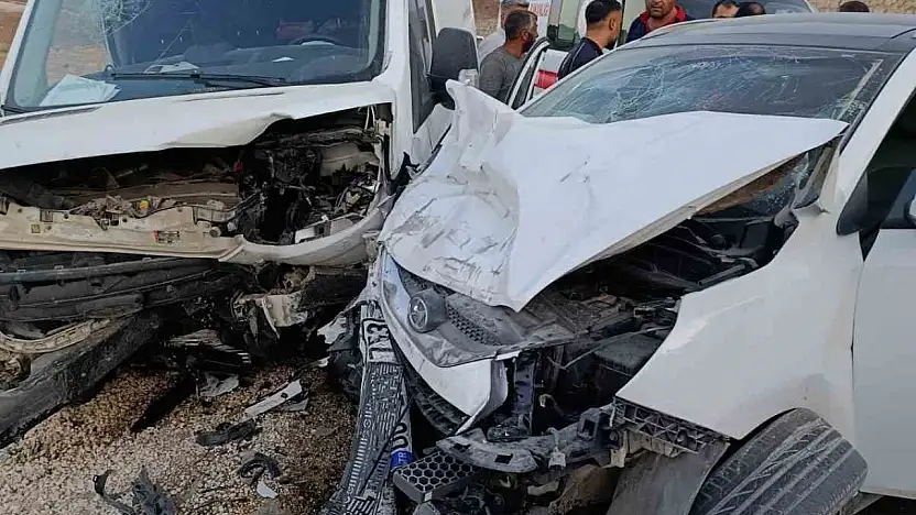 Adıyaman'da minibüs ile otomobil çarpıştı: 5 yaralı