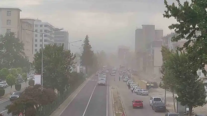 Adıyaman'da önce toz taşınımı sonra yağmur etkili oldu